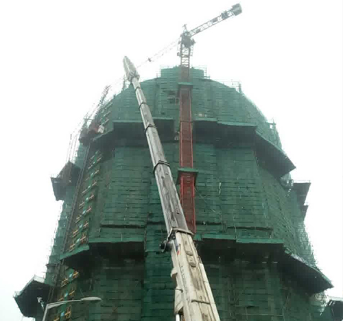 蚌埠吊车在工地上作业